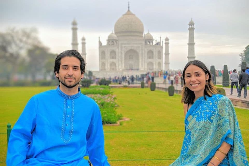 Travellers in front of the Taj Mahal